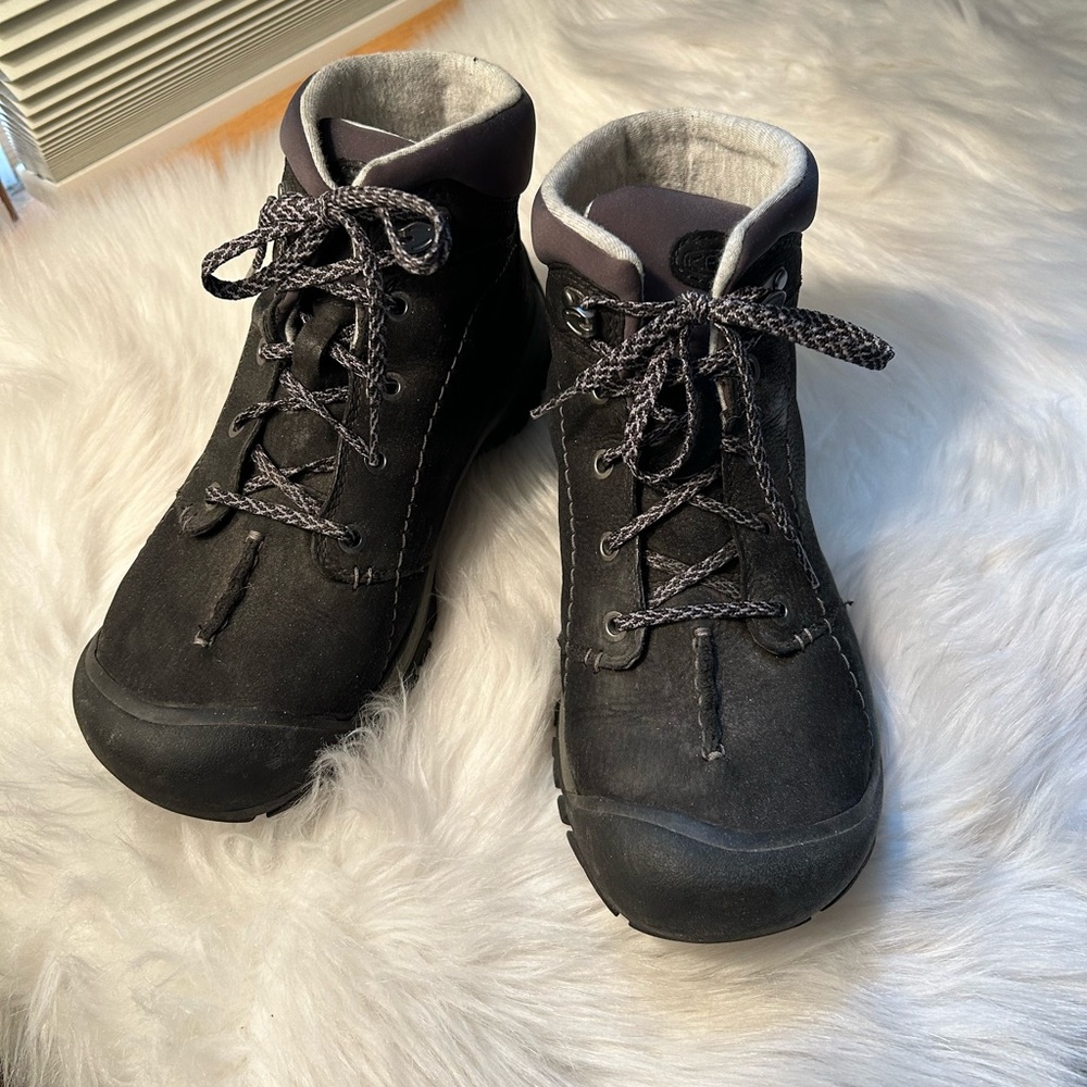 Keen Boots size 9